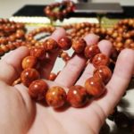 VÒNG TAY GỖ HUYẾT LONG NU THẤU QUANG GIÁ RẺ TOÀN QUỐC.